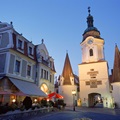 Steiner Tor - zachovalá městská brána z 15. stol. - Krems